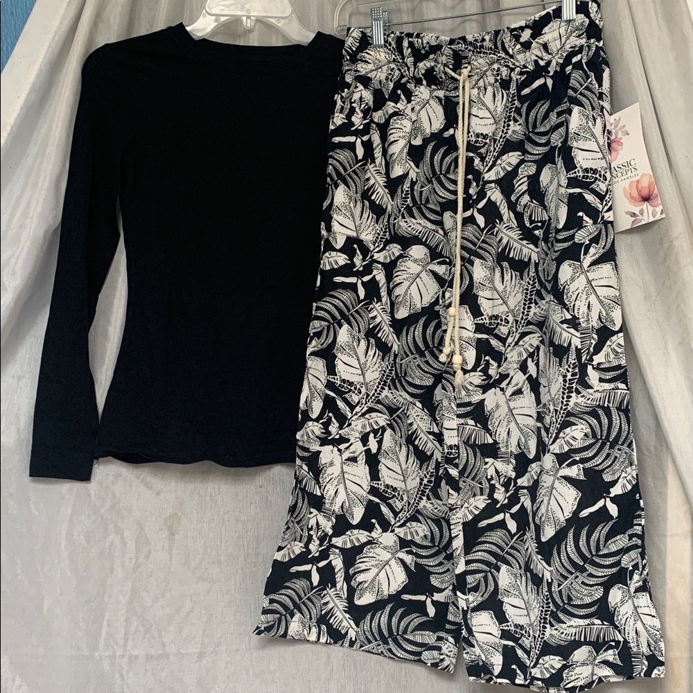 Floral Black and White Capris